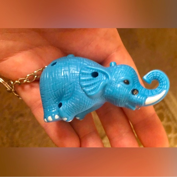 🐘 LED LIGHT UP ELEPHANT KEYCHAIN 🐘 - Picture 2 of 4